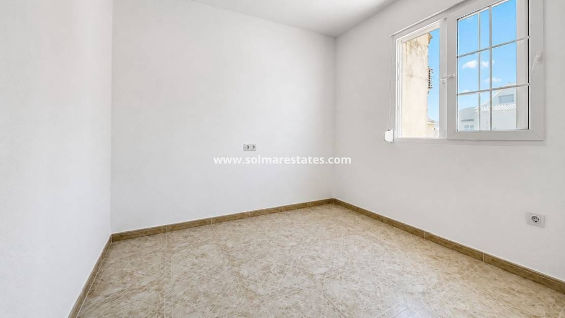 2 sypialnia Dom na sprzedaż w Playa Flamenca z basenem - 215 000 € (Ref: 9867679)