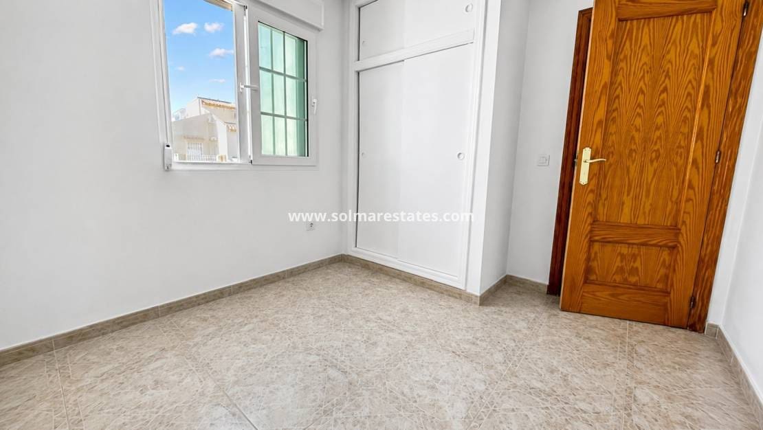 2 sypialnia Dom na sprzedaż w Playa Flamenca z basenem - 215 000 € (Ref: 9867679)