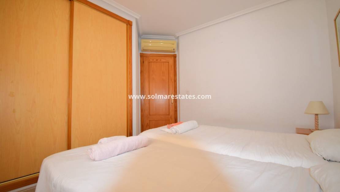 3 soveværelse Lejlighed til salg i Playa Flamenca med swimmingpool - € 240.000 (Ref: 9867800)