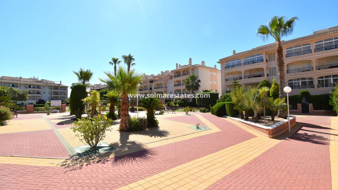 3 soveværelse Lejlighed til salg i Playa Flamenca med swimmingpool - € 240.000 (Ref: 9867800)