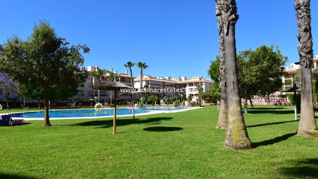 3 soveværelse Lejlighed til salg i Playa Flamenca med swimmingpool - € 240.000 (Ref: 9867800)