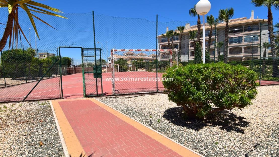 3 soveværelse Lejlighed til salg i Playa Flamenca med swimmingpool - € 240.000 (Ref: 9867800)