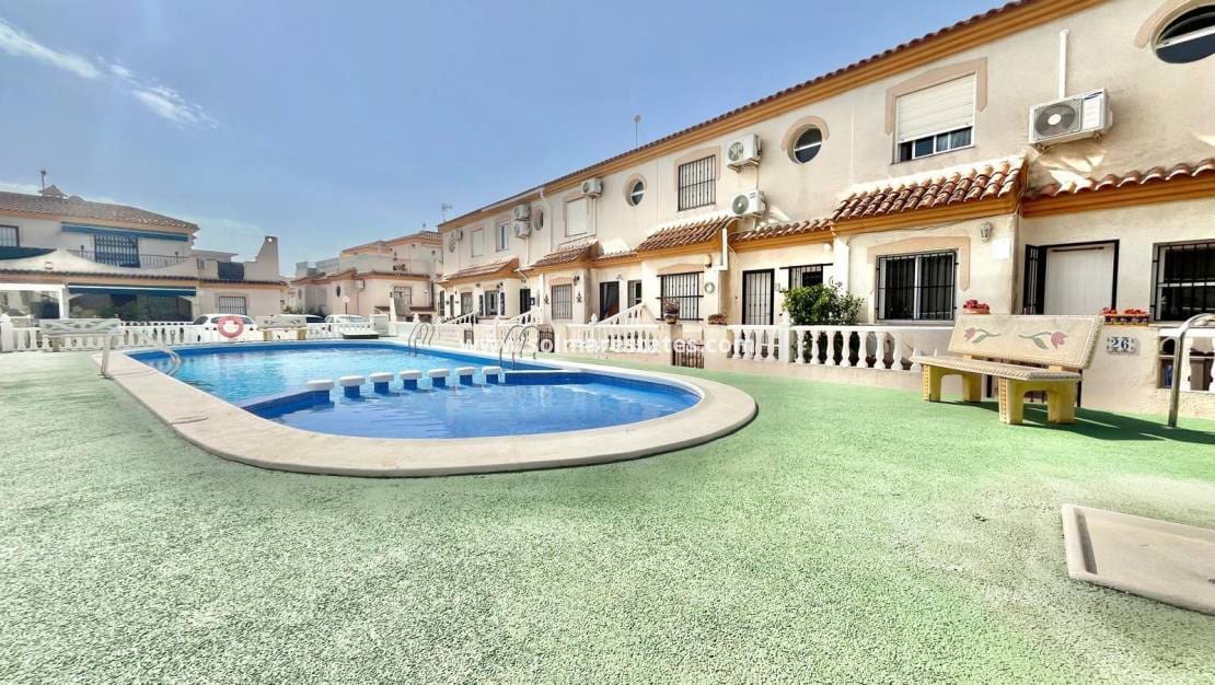 3 chambre Villa/Maison Semi-Mitoyenne à vendre à Playa Flamenca avec piscine - 229 000 € (Ref: 9872101)