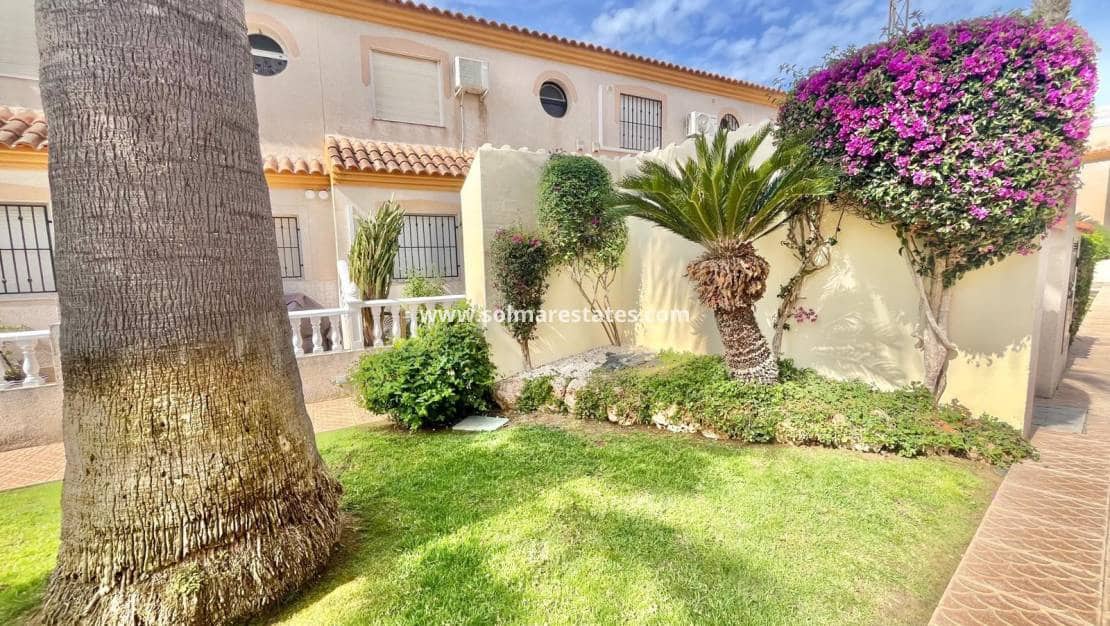 3 chambre Villa/Maison Semi-Mitoyenne à vendre à Playa Flamenca avec piscine - 229 000 € (Ref: 9872101)