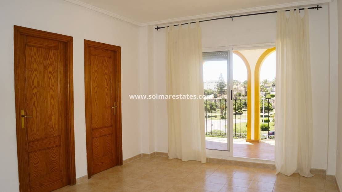 Apartamento de 2 habitaciones en La Zenia en venta con piscina - 169.950 € (Ref: 9872515)