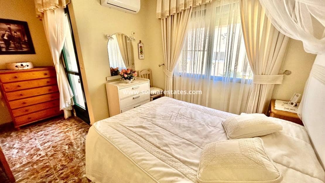 3 slaapkamer Huis te koop in La Zenia met zwembad - € 250.000 (Ref: 9874179)