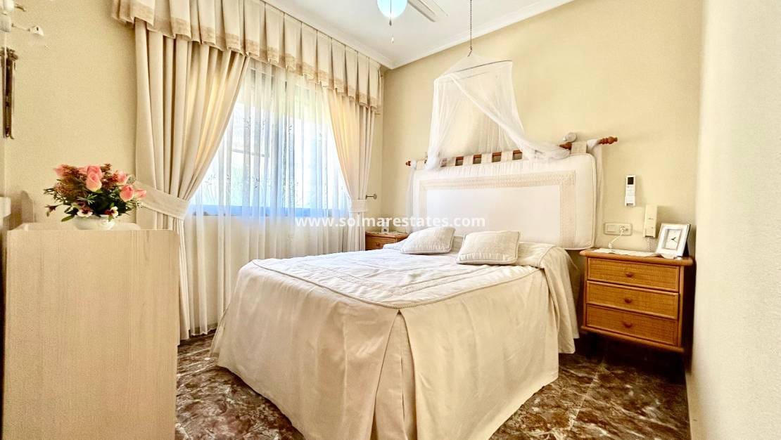 3 slaapkamer Huis te koop in La Zenia met zwembad - € 250.000 (Ref: 9874179)