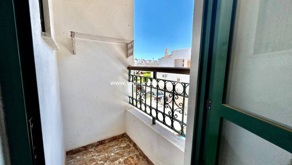 3 slaapkamer Huis te koop in La Zenia met zwembad - € 250.000 (Ref: 9874179)