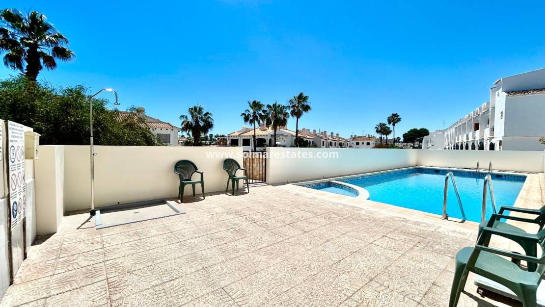 3 slaapkamer Huis te koop in La Zenia met zwembad - € 250.000 (Ref: 9874179)