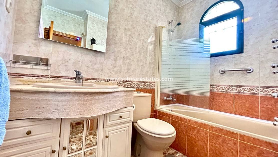 3 slaapkamer Huis te koop in La Zenia met zwembad - € 250.000 (Ref: 9874179)