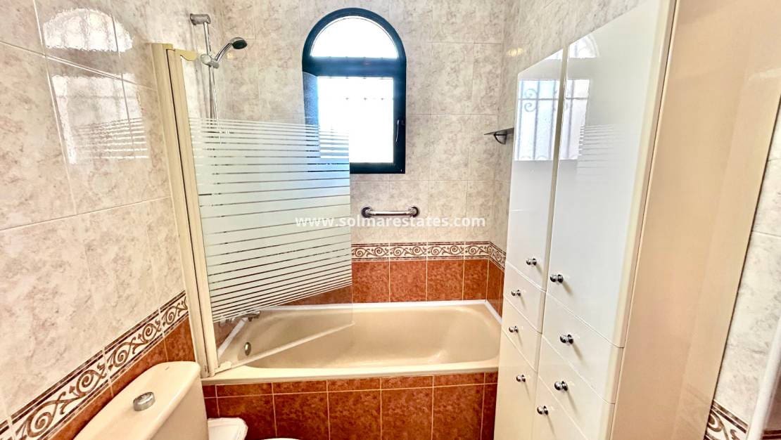 3 slaapkamer Huis te koop in La Zenia met zwembad - € 250.000 (Ref: 9874179)