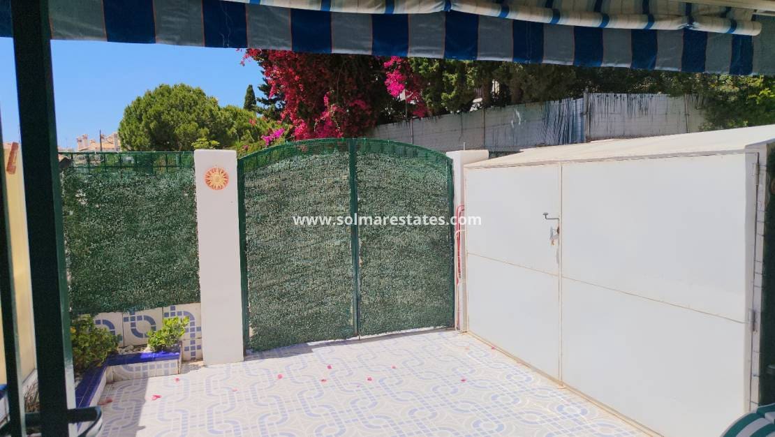 3 slaapkamer Huis te koop in La Zenia met zwembad - € 250.000 (Ref: 9874179)