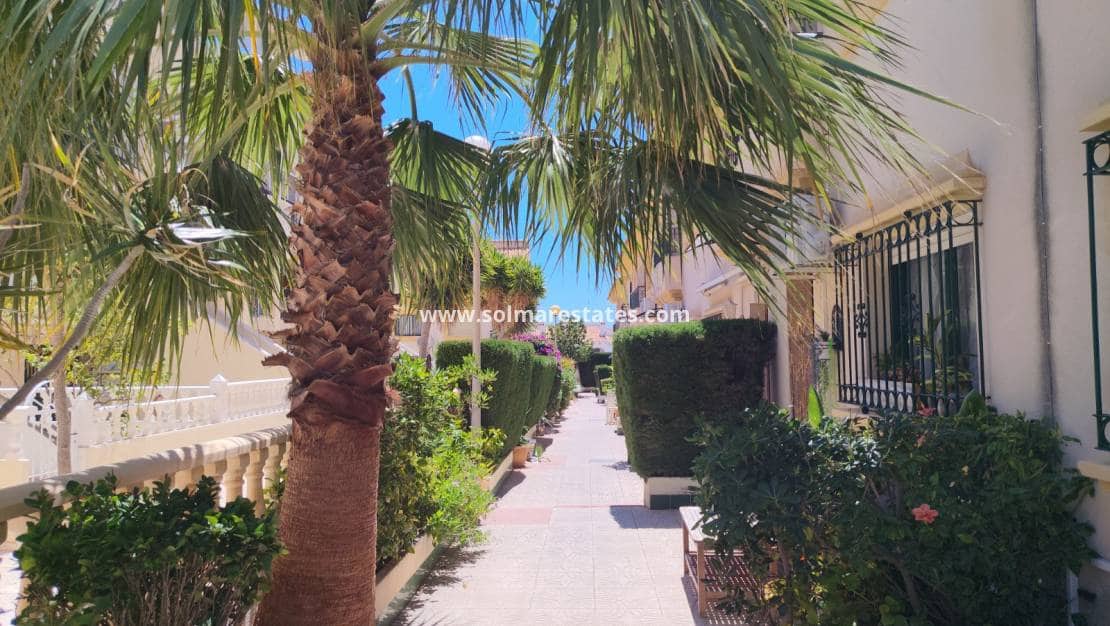 3 slaapkamer Huis te koop in La Zenia met zwembad - € 250.000 (Ref: 9874179)