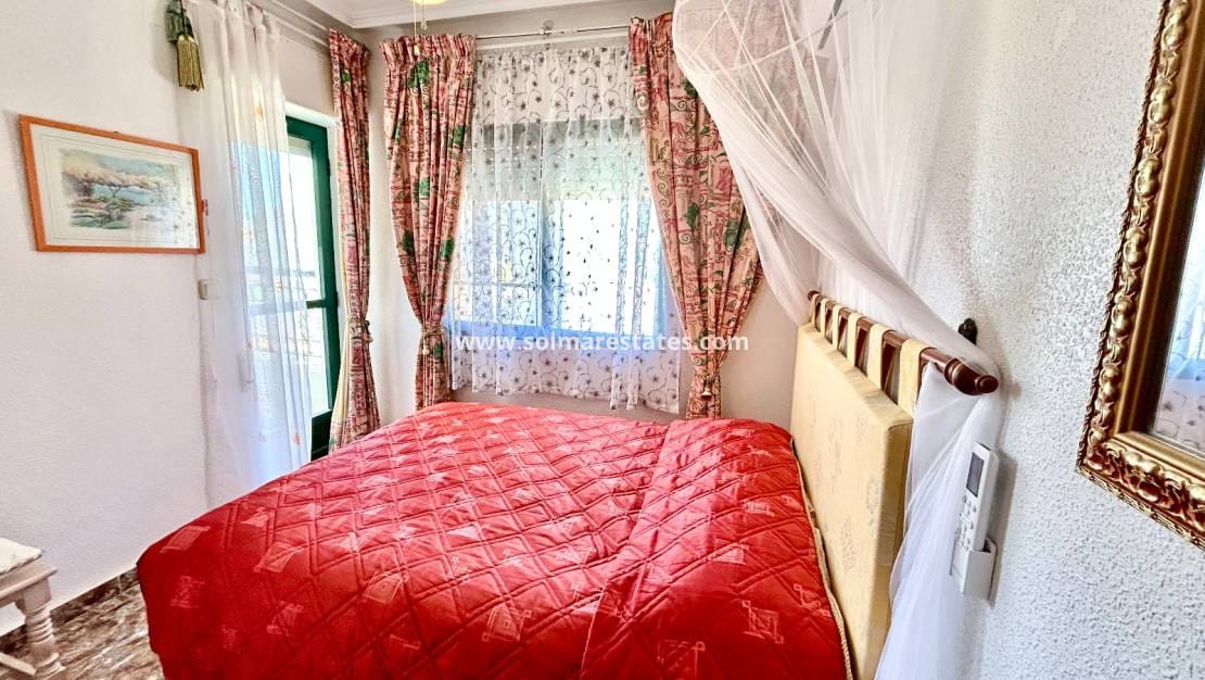 3 slaapkamer Huis te koop in La Zenia met zwembad - € 250.000 (Ref: 9874179)