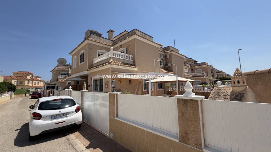 2 bedroom Semi-detached Villa for sale in La Zenia with pool - € 269,000 (Ref: 9876838)