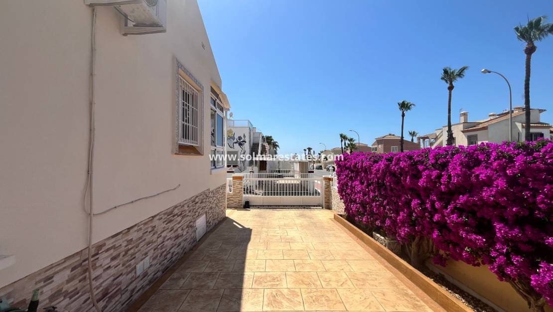 3 slaapkamer Huis te koop in Playa Flamenca met zwembad - € 259.995 (Ref: 9877441)