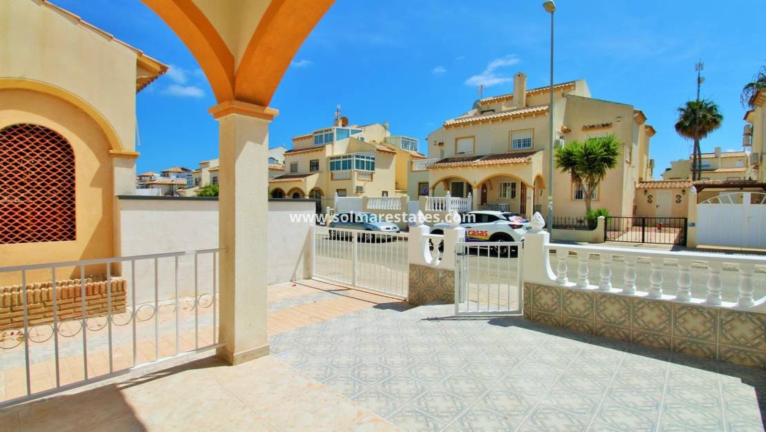 2 chambre Maison de Ville à vendre à Playa Flamenca avec piscine - 215 000 € (Ref: 9879874)