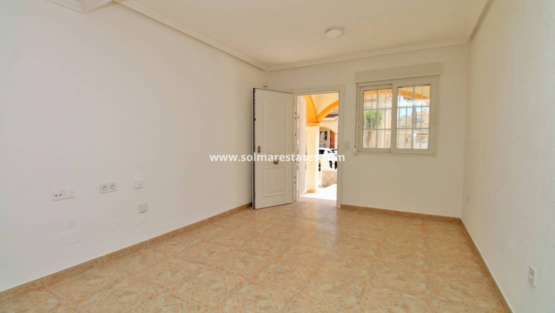 2 chambre Maison de Ville à vendre à Playa Flamenca avec piscine - 215 000 € (Ref: 9879874)