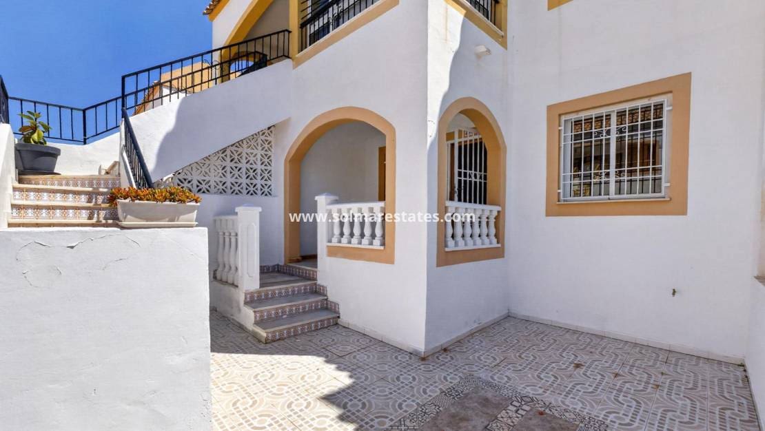 2 bedroom Apartment for sale in Torrevieja with pool - € 129,900 (Ref: 9888638)