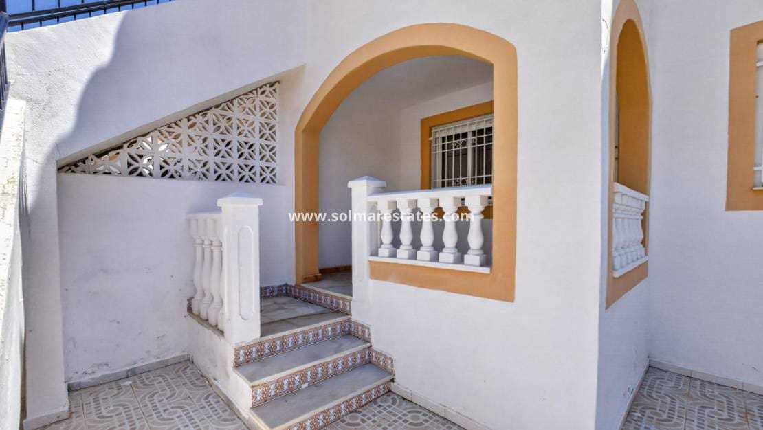 2 bedroom Apartment for sale in Torrevieja with pool - € 129,900 (Ref: 9888638)