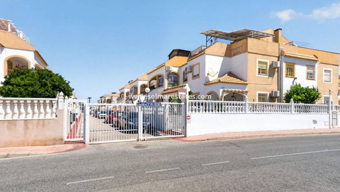 2 bedroom Apartment for sale in Torrevieja with pool - € 129,900 (Ref: 9888638)