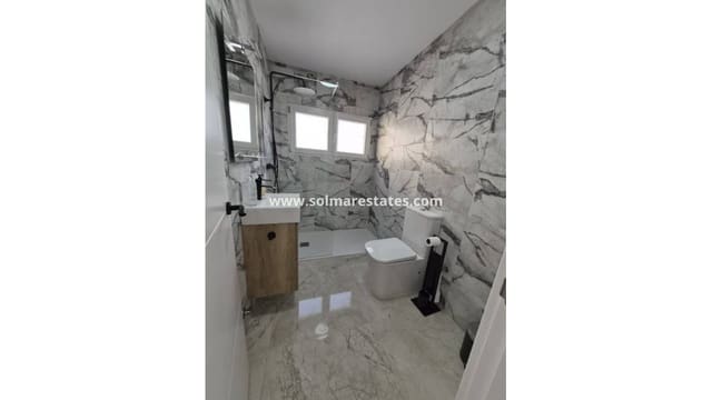 Apartamento de 2 habitaciones en Las Piscinas Naturales, Torrevieja en venta - 190.000 € (Ref: 9888641)