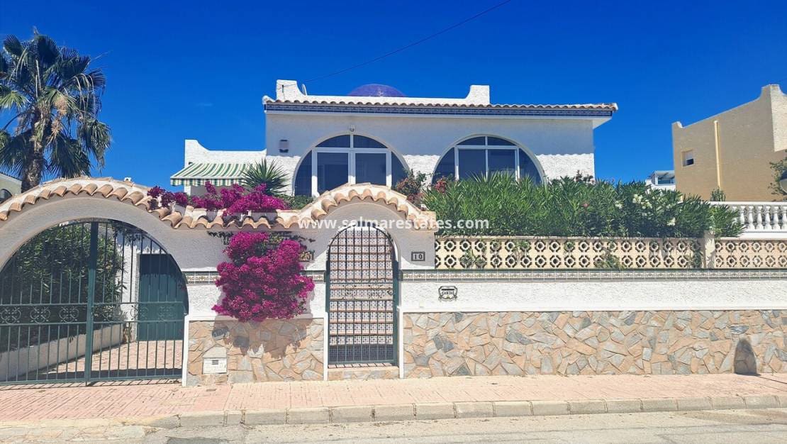 3 sovrum Villa till salu i Villamartin med pool - 350 000 € (Ref: 9889362)