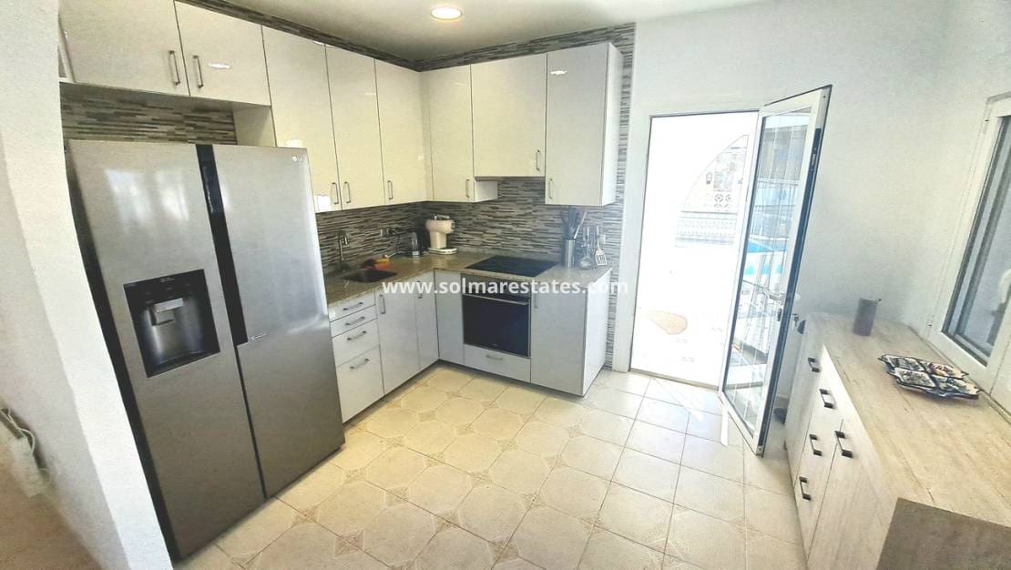 3 sovrum Villa till salu i Villamartin med pool - 350 000 € (Ref: 9889362)