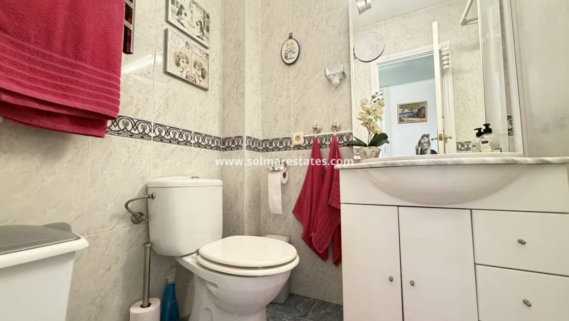 2 makuuhuone Huoneisto myytävänä paikassa Cabo Roig mukana uima-altaan - 209 000 € (Ref: 9890942)