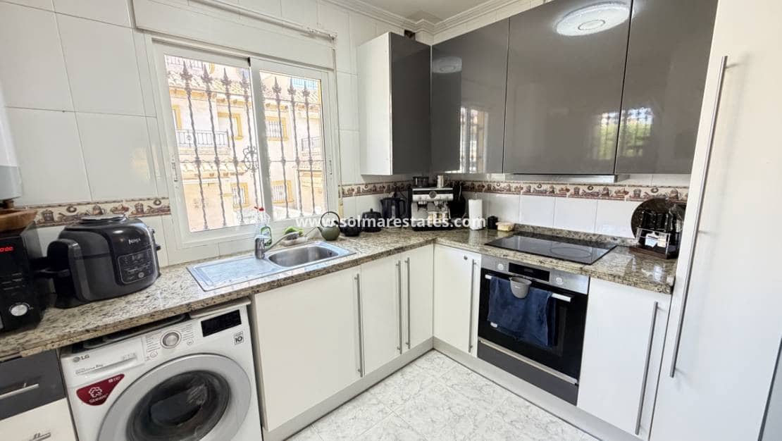 4 soveværelse Villa til salg i Villamartin med swimmingpool - € 399.995 (Ref: 9890943)