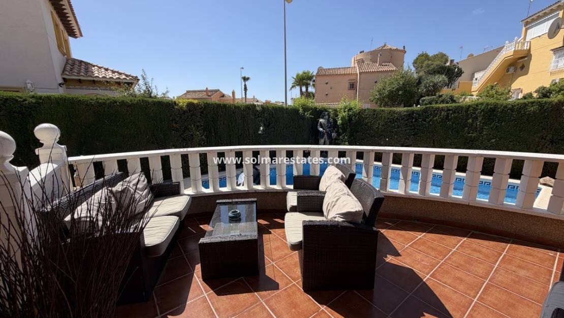 4 soveværelse Villa til salg i Villamartin med swimmingpool - € 399.995 (Ref: 9890943)
