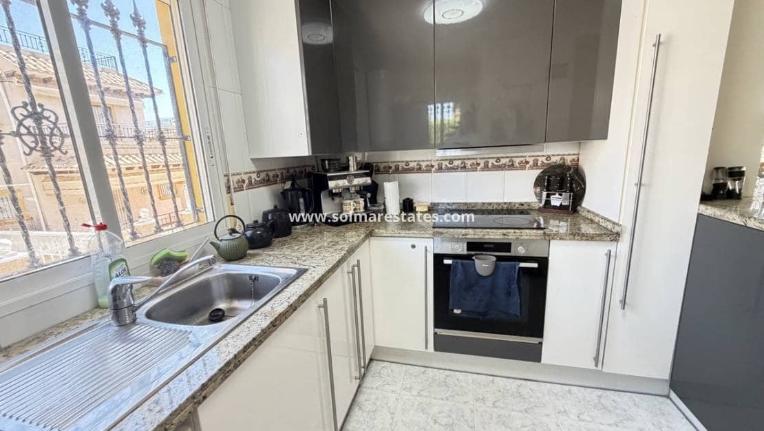 4 soveværelse Villa til salg i Villamartin med swimmingpool - € 399.995 (Ref: 9890943)