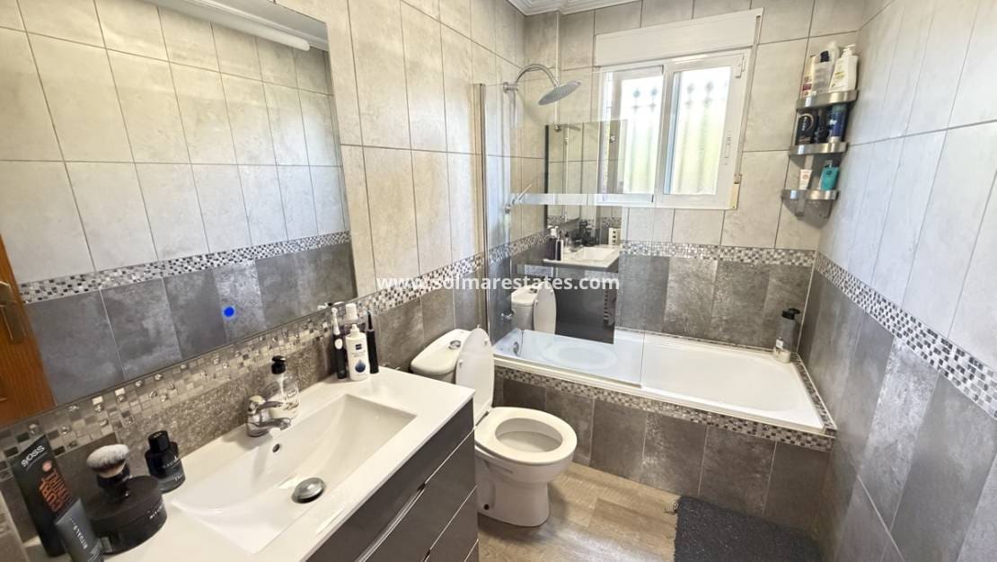 4 soveværelse Villa til salg i Villamartin med swimmingpool - € 399.995 (Ref: 9890943)