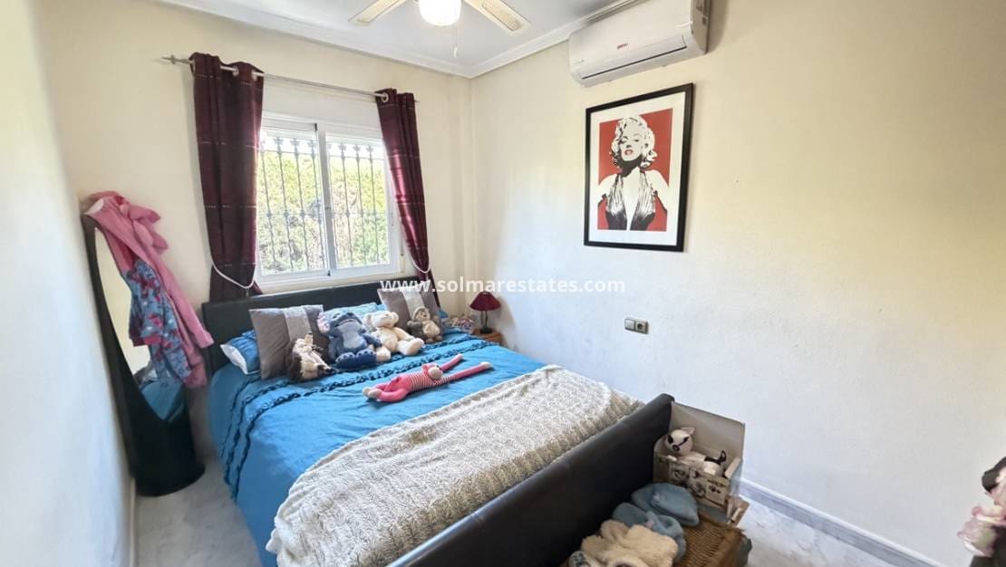 4 soveværelse Villa til salg i Villamartin med swimmingpool - € 399.995 (Ref: 9890943)
