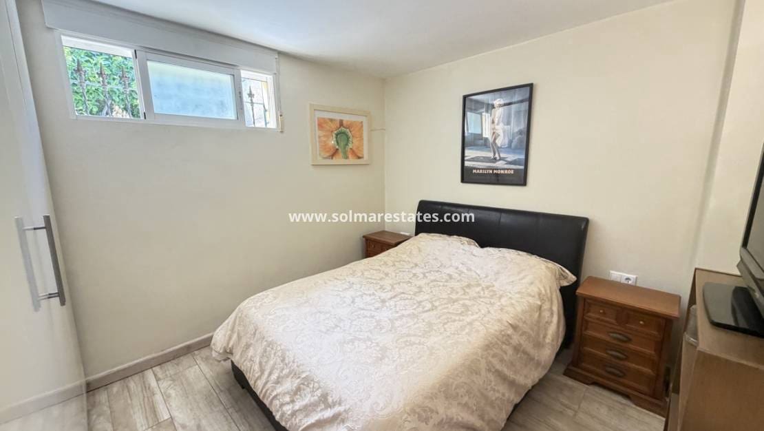 4 soveværelse Villa til salg i Villamartin med swimmingpool - € 399.995 (Ref: 9890943)