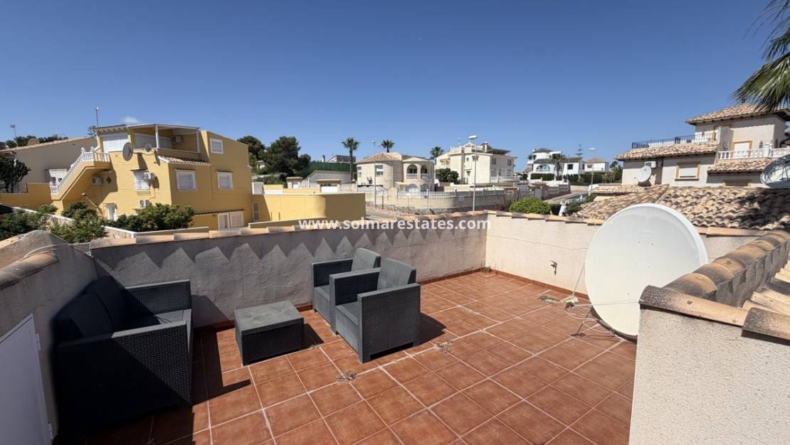 4 soveværelse Villa til salg i Villamartin med swimmingpool - € 399.995 (Ref: 9890943)