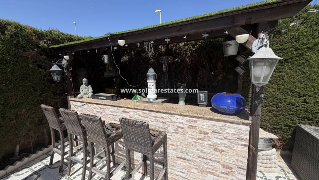 4 soveværelse Villa til salg i Villamartin med swimmingpool - € 399.995 (Ref: 9890943)