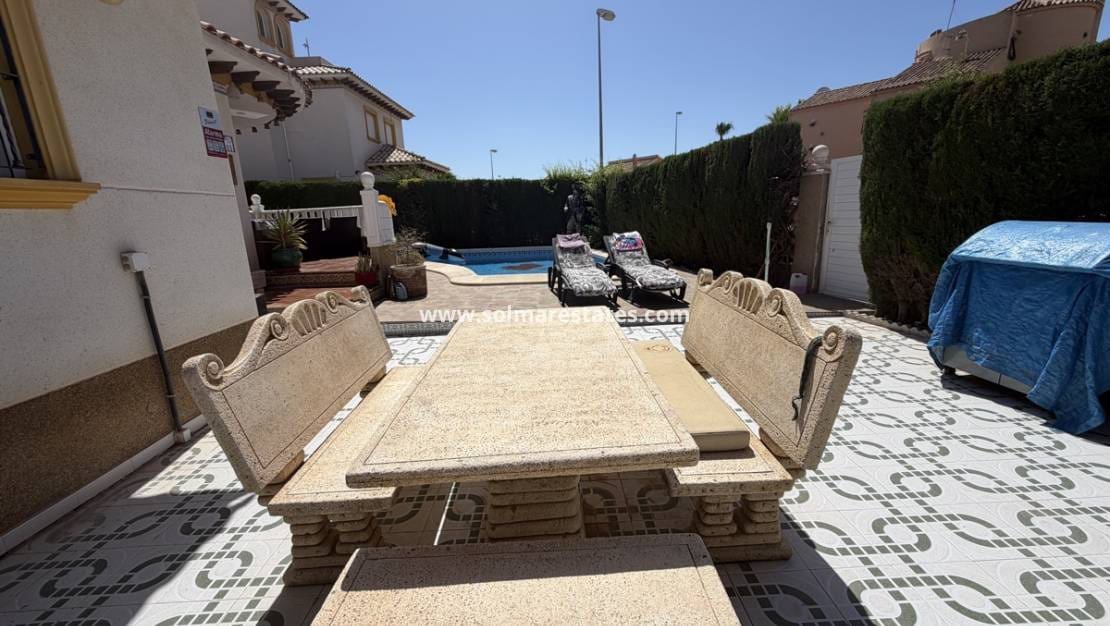 4 soveværelse Villa til salg i Villamartin med swimmingpool - € 399.995 (Ref: 9890943)
