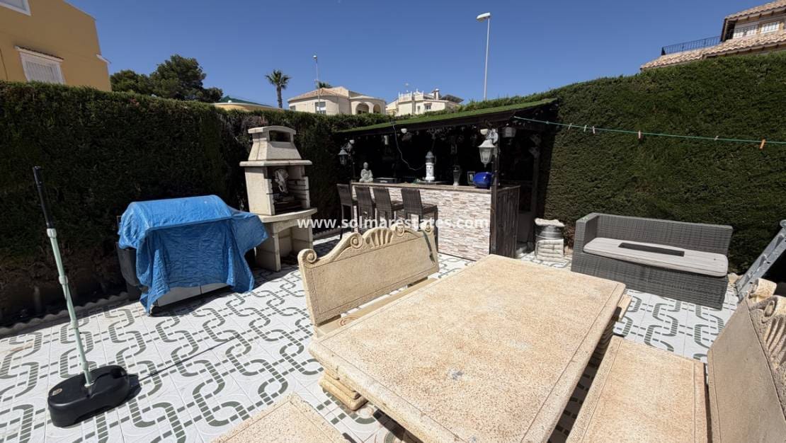 4 soveværelse Villa til salg i Villamartin med swimmingpool - € 399.995 (Ref: 9890943)