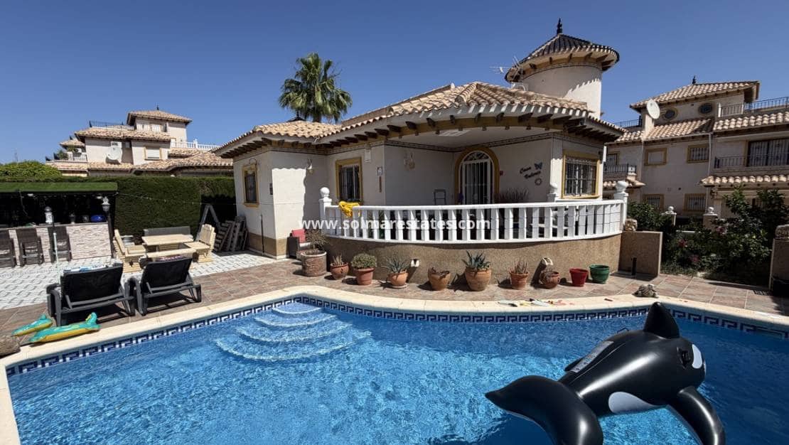 4 soveværelse Villa til salg i Villamartin med swimmingpool - € 399.995 (Ref: 9890943)