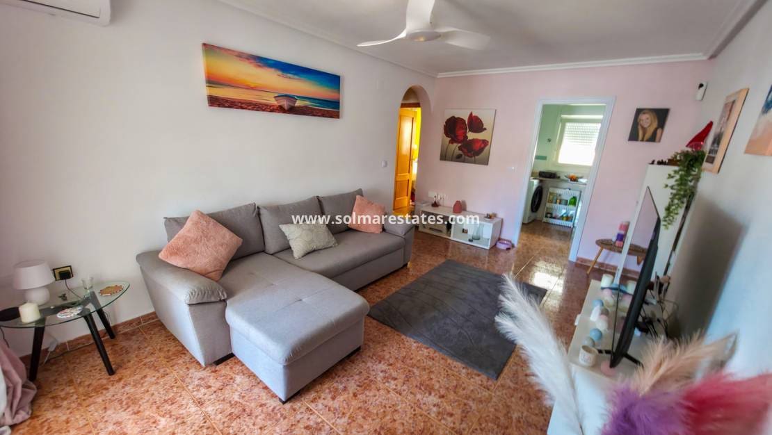 2 soverom Leilighet til salgs i Los Montesinos med svømmebasseng - € 135 000 (Ref: 9891045)