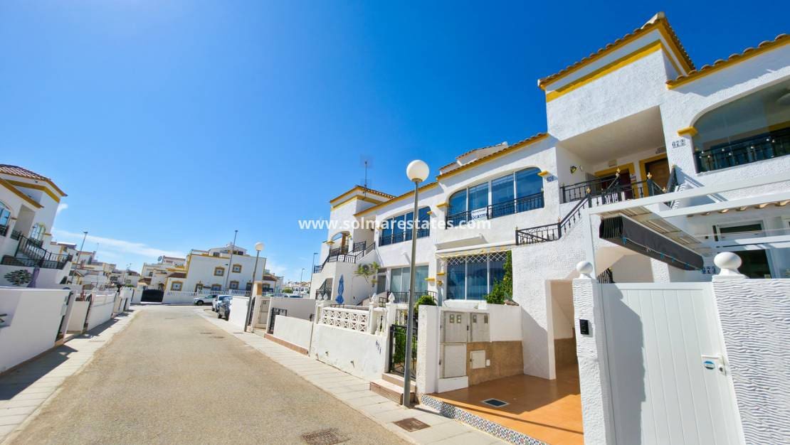 2 soverom Leilighet til salgs i Los Montesinos med svømmebasseng - € 135 000 (Ref: 9891045)