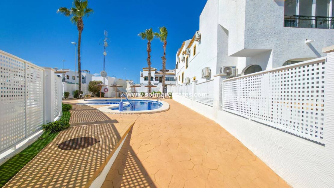 2 soverom Leilighet til salgs i Los Montesinos med svømmebasseng - € 135 000 (Ref: 9891045)