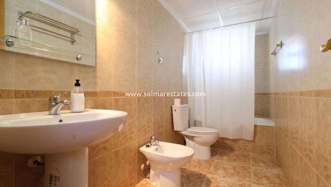 Casa de 2 habitaciones en Orihuela Costa en venta con piscina - 214.000 € (Ref: 9892955)