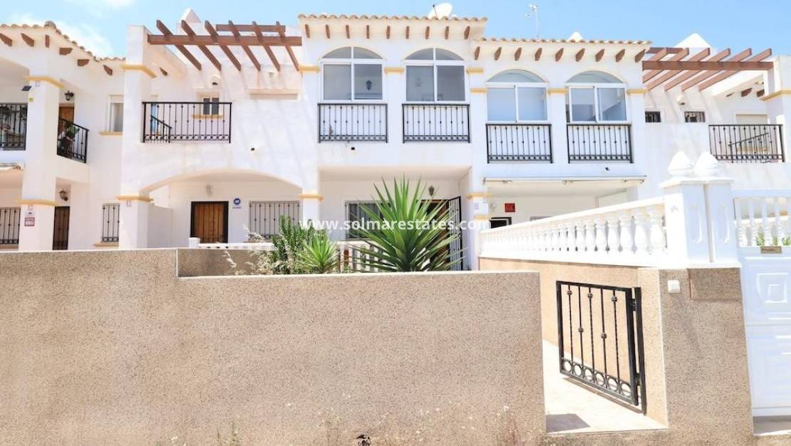 Casa de 2 habitaciones en Orihuela Costa en venta con piscina - 214.000 € (Ref: 9892955)