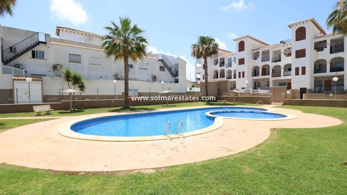 Casa de 2 habitaciones en Orihuela Costa en venta con piscina - 214.000 € (Ref: 9892955)