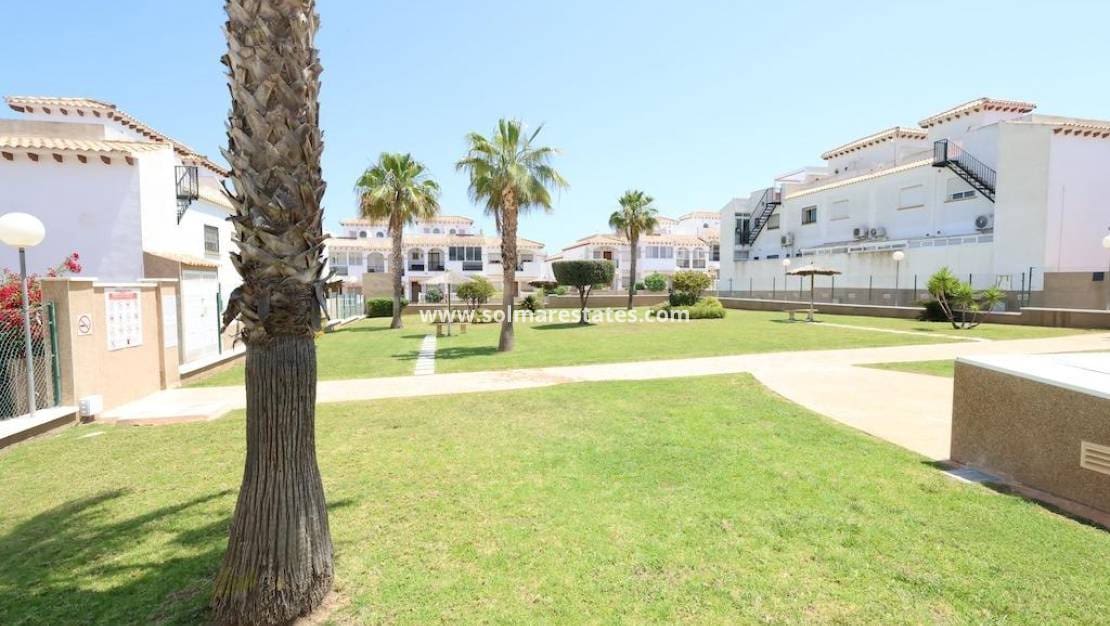 Casa de 2 habitaciones en Orihuela Costa en venta con piscina - 214.000 € (Ref: 9892955)