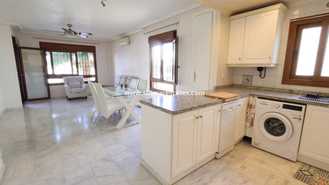 2 soverom Leilighet til salgs i Villamartin med svømmebasseng - € 195 000 (Ref: 9892956)