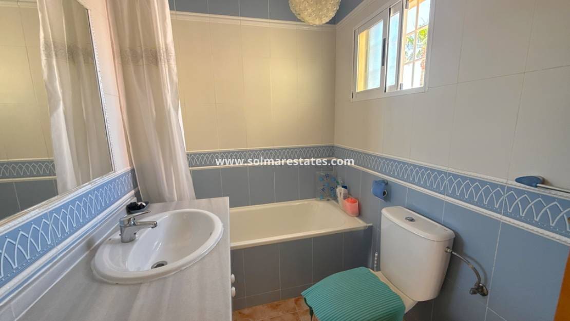 3 Zimmer Villa zu verkaufen in Cabo Roig mit Pool - 349.950 € (Ref: 9895140)