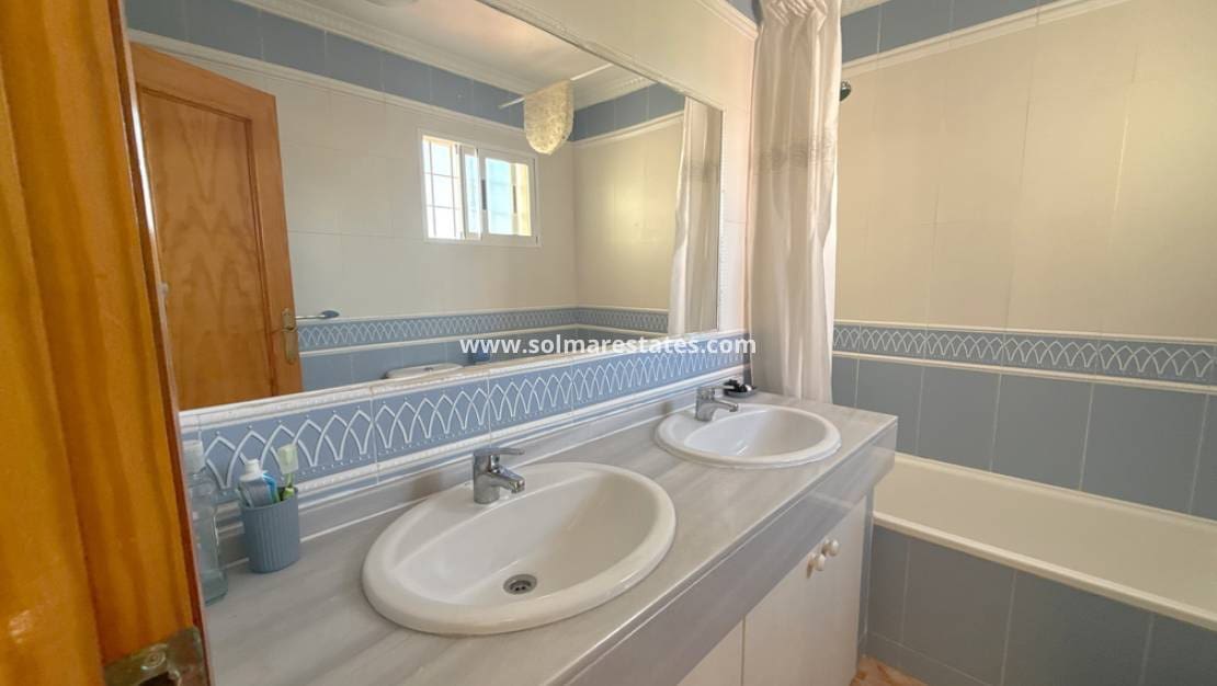 3 Zimmer Villa zu verkaufen in Cabo Roig mit Pool - 349.950 € (Ref: 9895140)